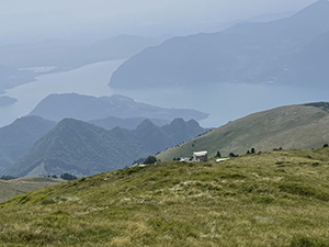 In basso vediamo il Rifugio Almici e il Lago d'Iseo