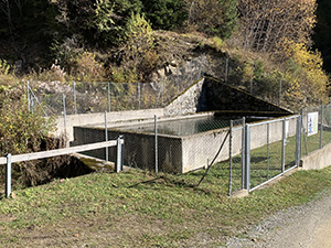 Bacino antincendio ottenuto utilizzando l'acqua di un torrente