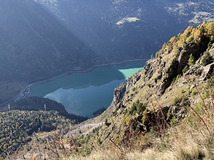 con vista sul sottostante Lago di Poschiavo