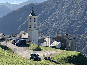 La chiesa di Viano e il parcheggio dove abbiamo lasciato la macchina