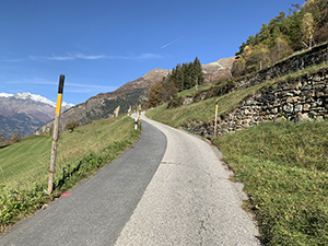 Lungo la strada ancora asfaltata