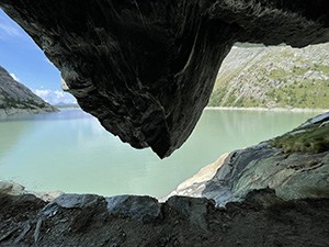 Passiamo sotto ad una grande roccia che si protende sopra al sentiero