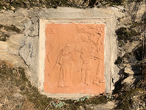 Una delle tavolette in terracotta della Via Crucis