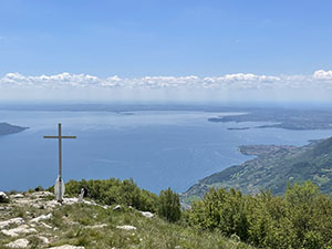 Croce in metallo, Madonnina e panorama sul Garda