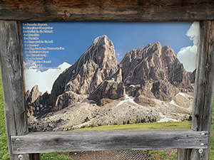 Pannello con foto del Sasso di Putia