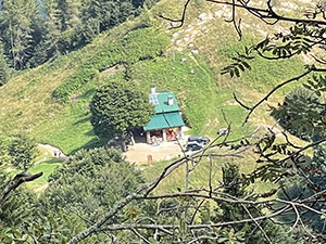 Il Rifugio Medelet dal sentiero per Punta Caravina