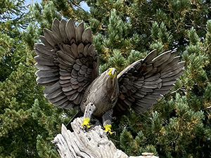 Scultura raffigurante un'aquila