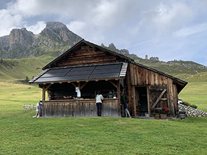 Baita accanto alla Malga Vaciara