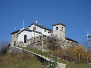 La chiesa in cima al Bisbino