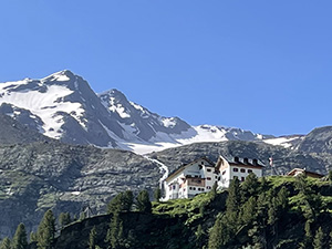 Veduta del Rifugio Corsi in lontananza