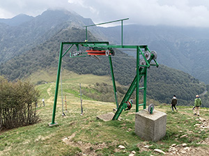 Lasciamo a destra uno ski lift