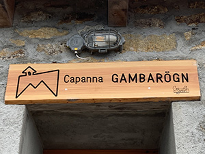 Insegna sopra la porta della capanna