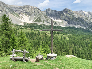 Croce e panchina in posizione panoramica