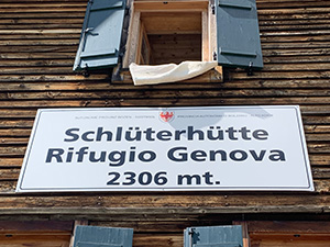 Insegna del Rifugio Genova