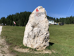 Il masso che annuncia l'arrivo a Malga Glatsch