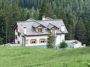 Il Rifugio Il Dosso visto dall'Alpe Arza