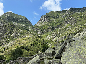 Cominciamo a vedere il rifugio ai piedi dell'intaglio del Colle della Vecchia