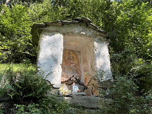 Santella con affresco raffigurante la Madonna di Oropa