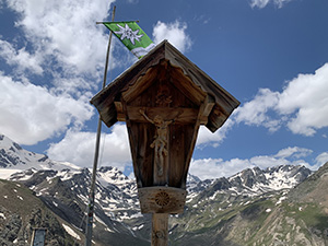 Crocifisso accanto al rifugio