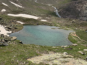 Il laghetto ai piedi del rifugio