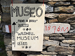 Il cartello che segnala il museo proseguendo con il sentiero