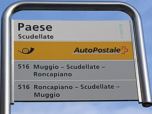 Accanto alla fermata dell'AutoPostale