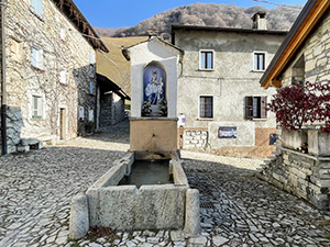 Fontana con vasca e santella Madonna sui Monti