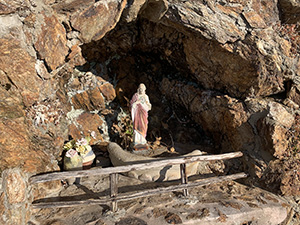 Piccola grotta con statuetta raffigurante il Sacro Cuore