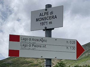 Tornati sulla sterrata, visitiamo l'Alpe Monscera