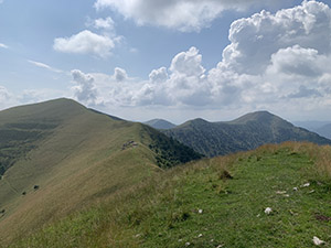 Il crinale percorso (si vedono i monti Tremezzo e Galbiga)