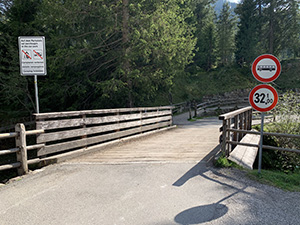 Attraversiamo il ponte sul Rio San Zenon